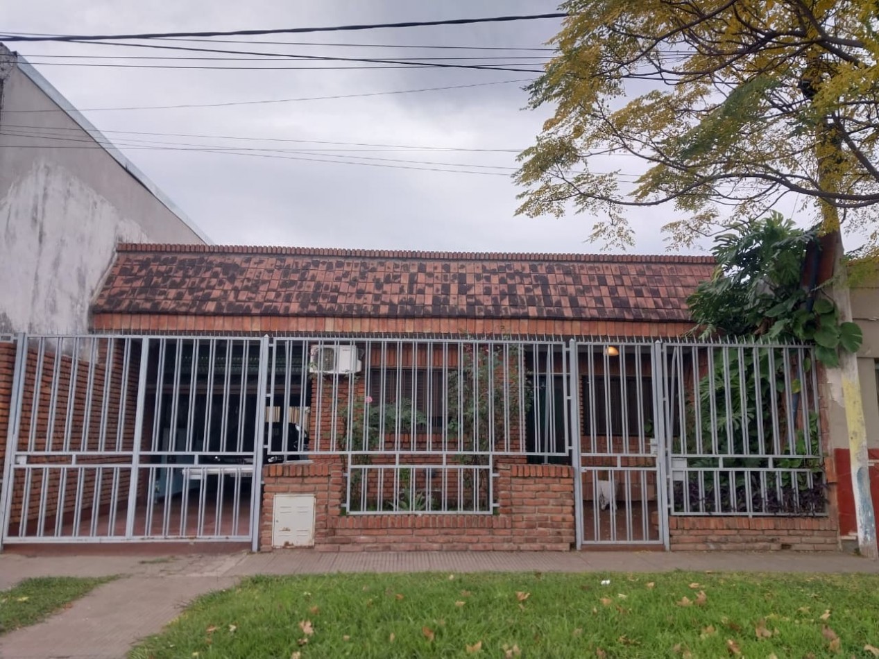 CASA AL FRENTE CON RETIRO DE JARDIN COCHERA PASANTE JARDIN PISICINA QUINCHO 2 DORMITORIOS