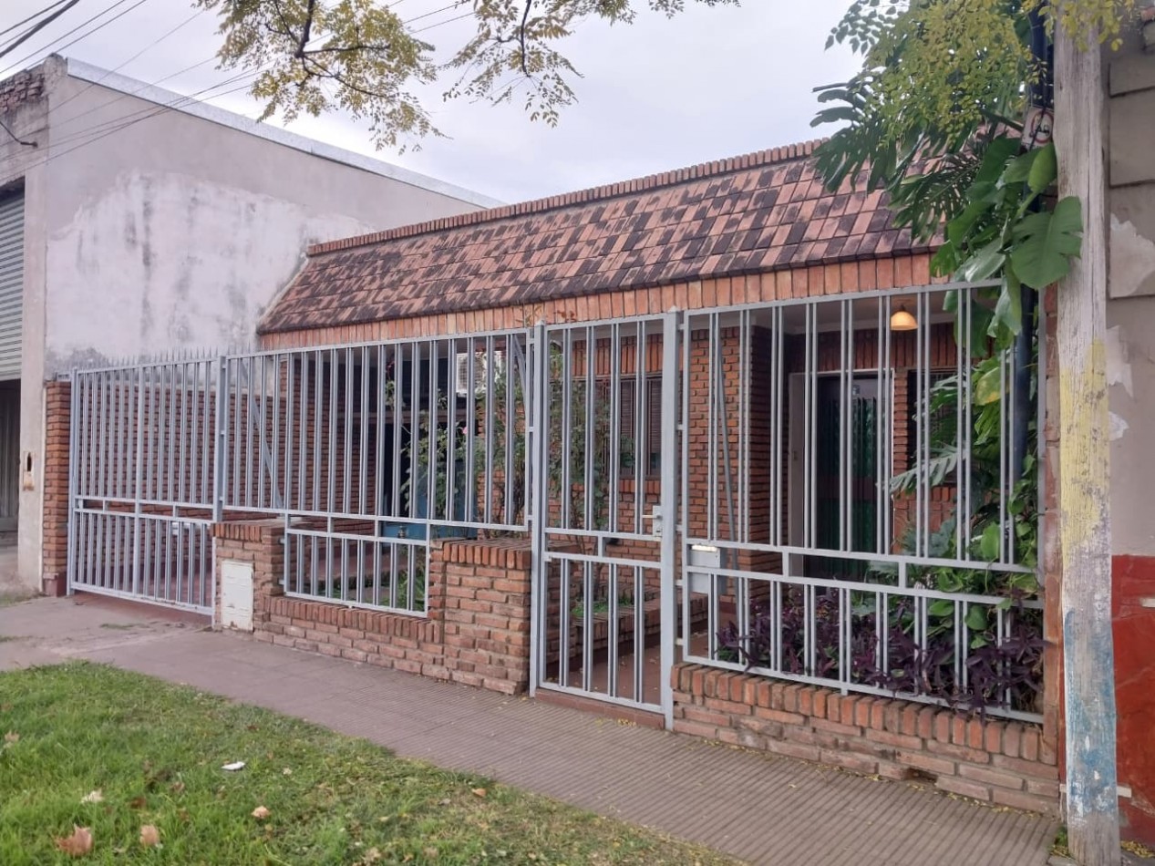 CASA AL FRENTE CON RETIRO DE JARDIN COCHERA PASANTE JARDIN PISICINA QUINCHO 2 DORMITORIOS
