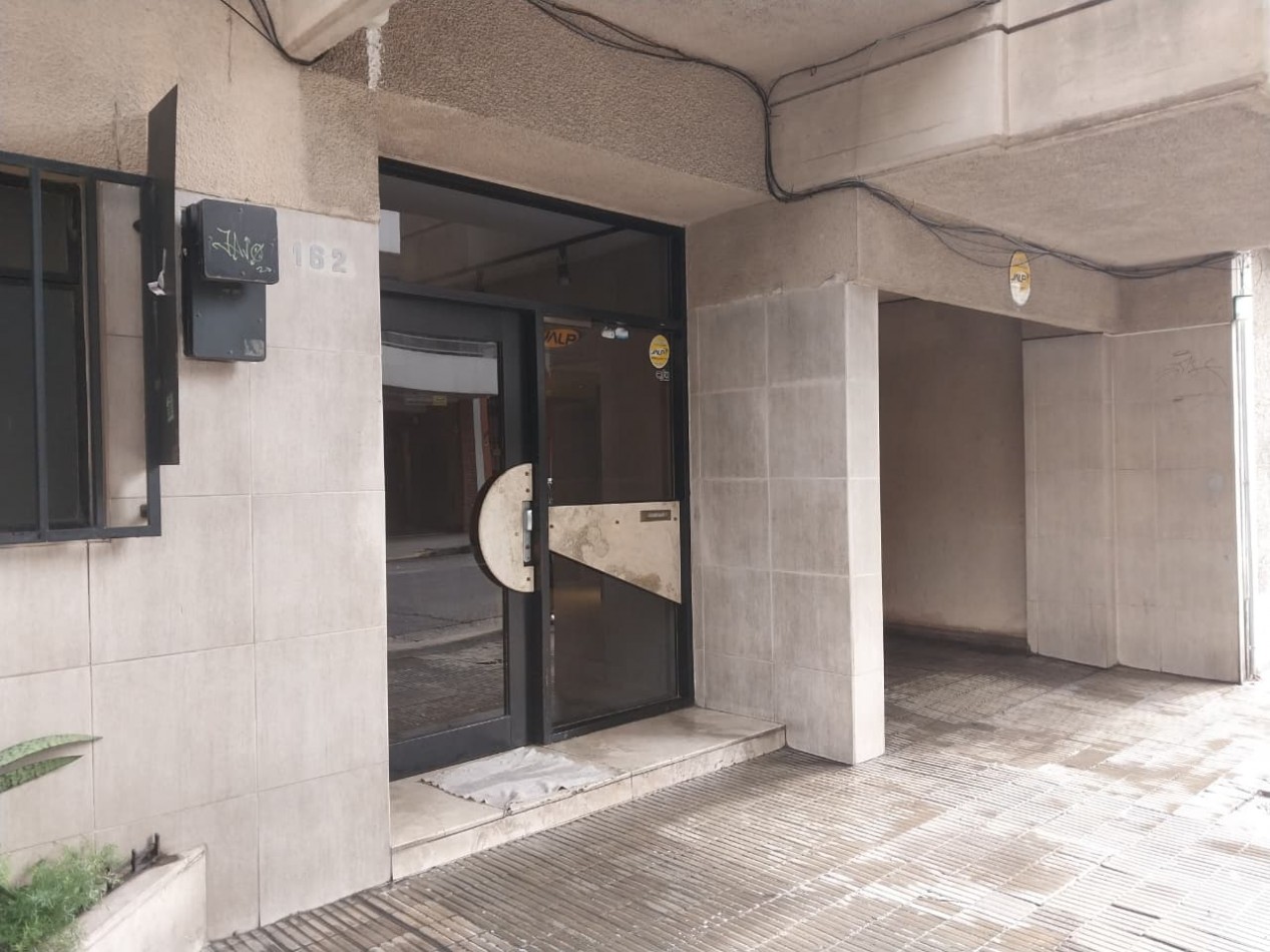 Departamento Semipiso al Frente 2 Dormitorios con Cochera Italia N°164 Valor Negociable