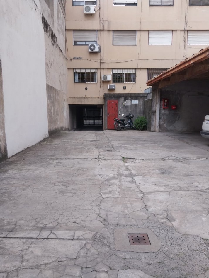 Departamento Semipiso al Frente 2 Dormitorios con Cochera Italia N°164 Valor Negociable
