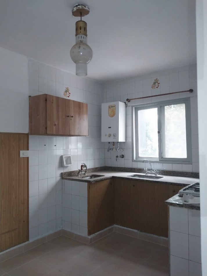 Departamento Semipiso al Frente 2 Dormitorios con Cochera Italia N°164 Valor Negociable