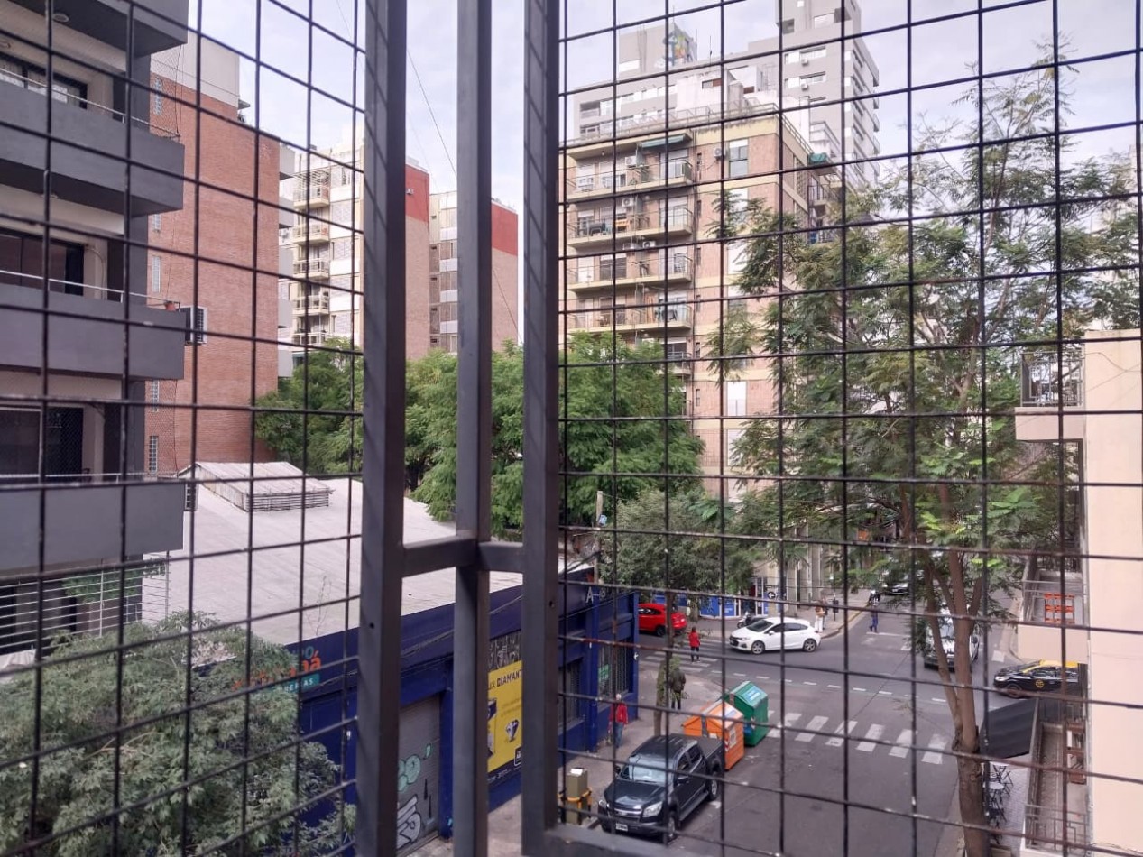 Departamento Semipiso al Frente 2 Dormitorios con Cochera Italia N°164 Valor Negociable