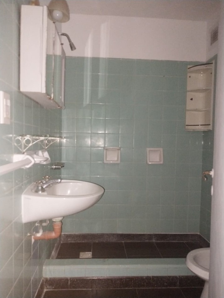 Departamento Semipiso al Frente 2 Dormitorios con Cochera Italia N°164 Valor Negociable