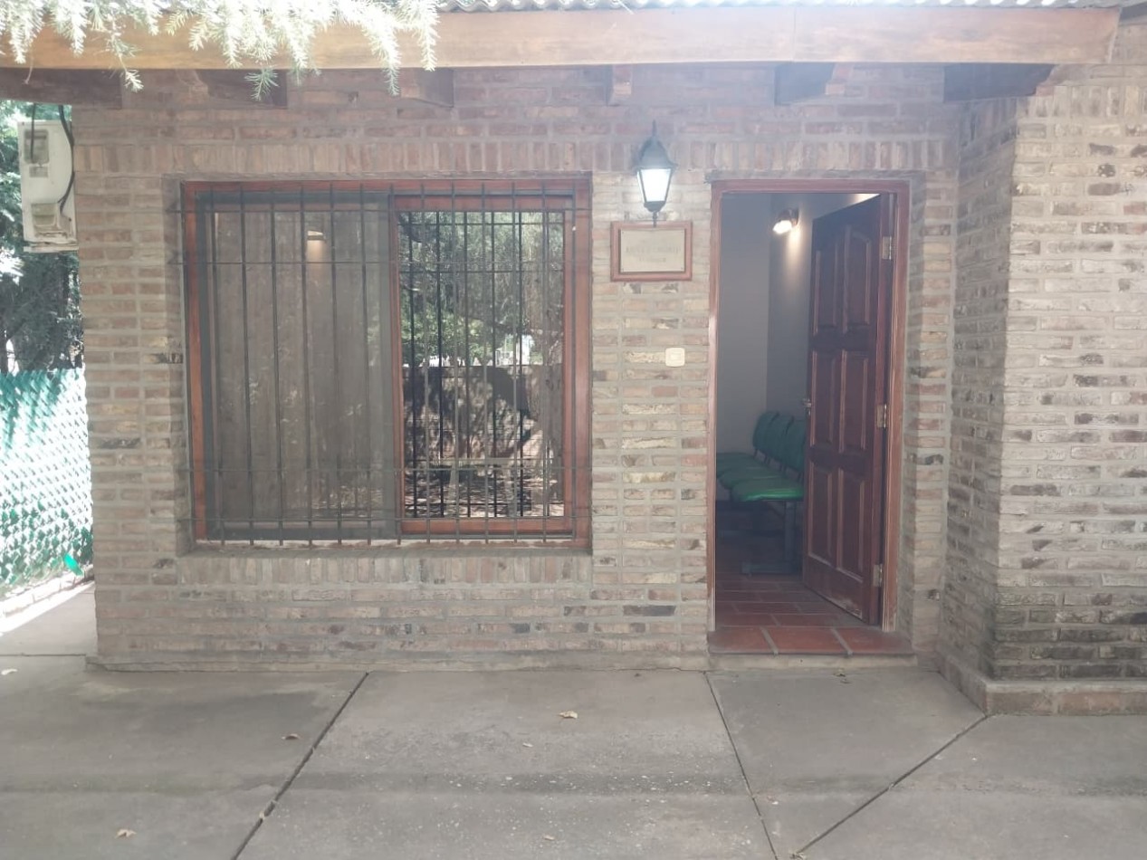 Casa y consultorio profesional desarrollados sobre una gran fraccion de terreno de 722 m2 con retiro de jardin de 3 dormitorios mas ingreso para vehiculos
