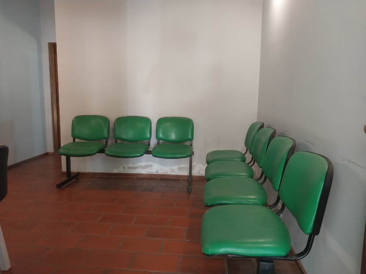 Casa y consultorio profesional desarrollados sobre una gran fraccion de terreno de 722 m2 con retiro de jardin de 3 dormitorios mas ingreso para vehiculos