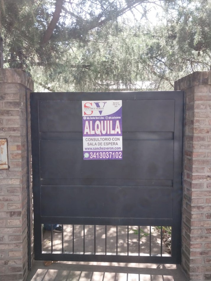 Casa y consultorio profesional desarrollados sobre una gran fraccion de terreno de 722 m2 con retiro de jardin de 3 dormitorios mas ingreso para vehiculos