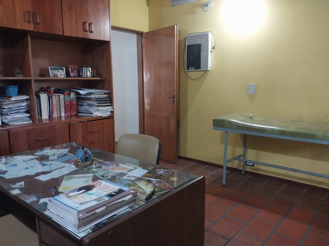 Casa y consultorio profesional desarrollados sobre una gran fraccion de terreno de 722 m2 con retiro de jardin de 3 dormitorios mas ingreso para vehiculos