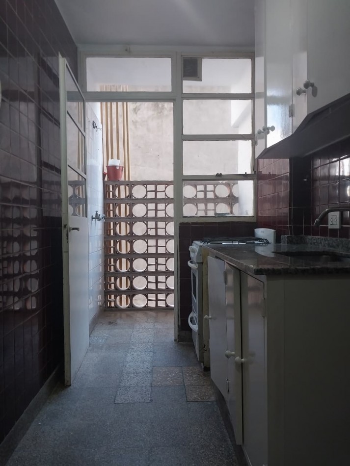 Departamento amplio al contrafrente 2 dormitorios con placares zona Parque España 