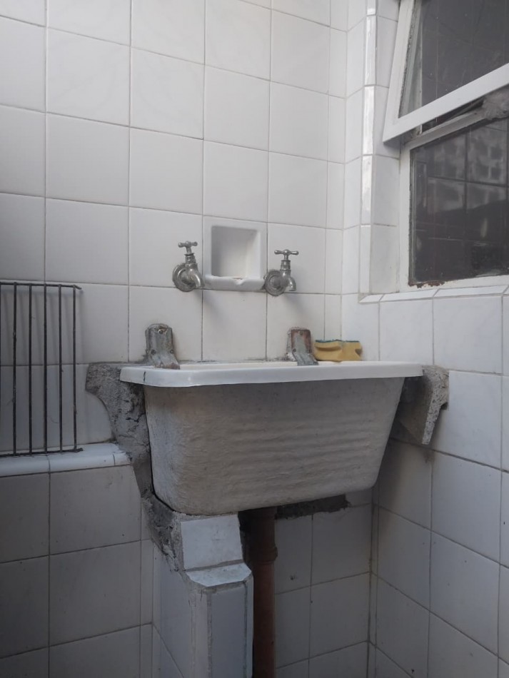 Departamento amplio al contrafrente 2 dormitorios con placares zona Parque España 