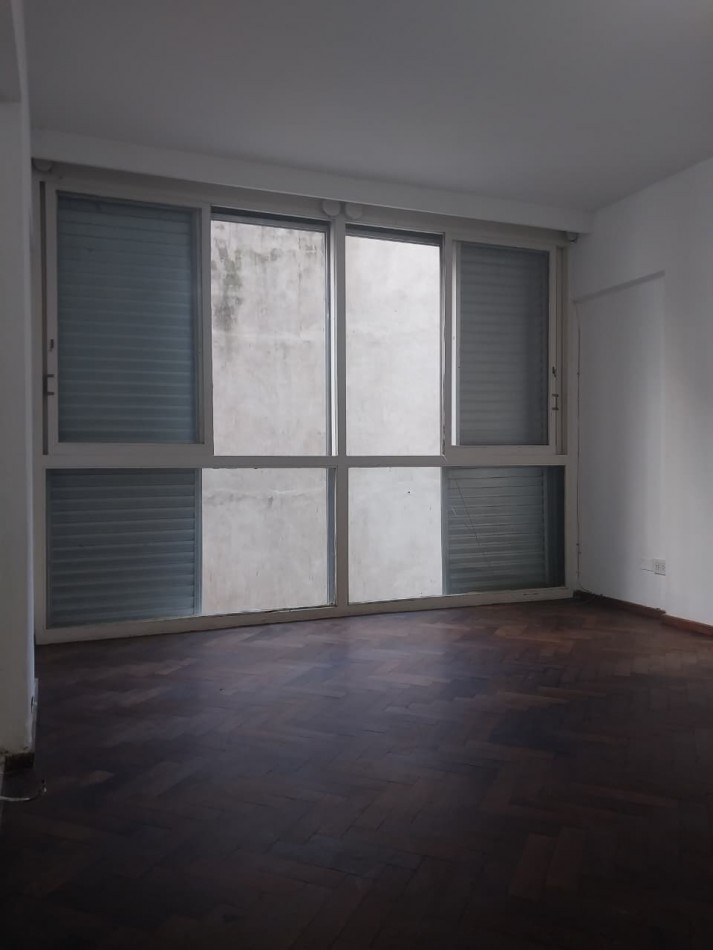 Departamento amplio al contrafrente 2 dormitorios con placares zona Parque España 