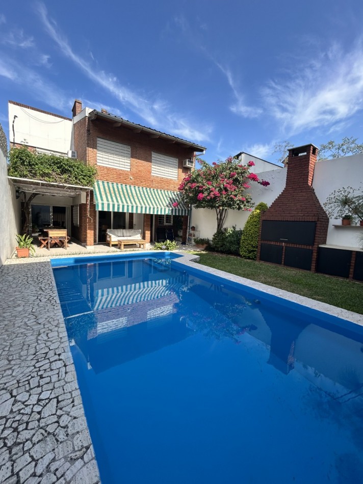 CASA AL FRENTE DESARROLLADA EN 2 PLANTAS 4/5 DORMITORIOS CON PISCINA PARRILLERO COCHERA PARA 2 VEHICULOS 
