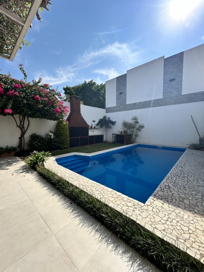 CASA AL FRENTE DESARROLLADA EN 2 PLANTAS 4/5 DORMITORIOS CON PISCINA PARRILLERO COCHERA PARA 2 VEHICULOS 