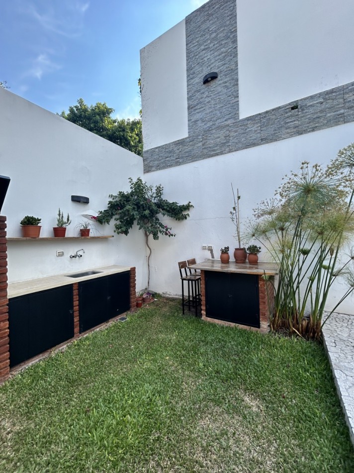 CASA AL FRENTE DESARROLLADA EN 2 PLANTAS 4/5 DORMITORIOS CON PISCINA PARRILLERO COCHERA PARA 2 VEHICULOS 