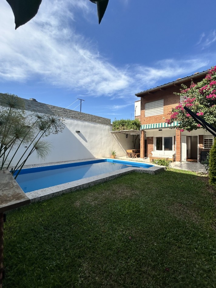 CASA AL FRENTE DESARROLLADA EN 2 PLANTAS 4/5 DORMITORIOS CON PISCINA PARRILLERO COCHERA PARA 2 VEHICULOS 
