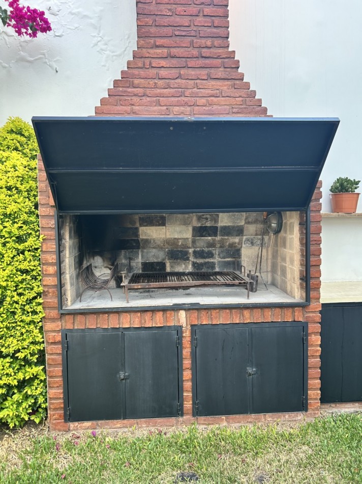 CASA AL FRENTE DESARROLLADA EN 2 PLANTAS 4/5 DORMITORIOS CON PISCINA PARRILLERO COCHERA PARA 2 VEHICULOS 