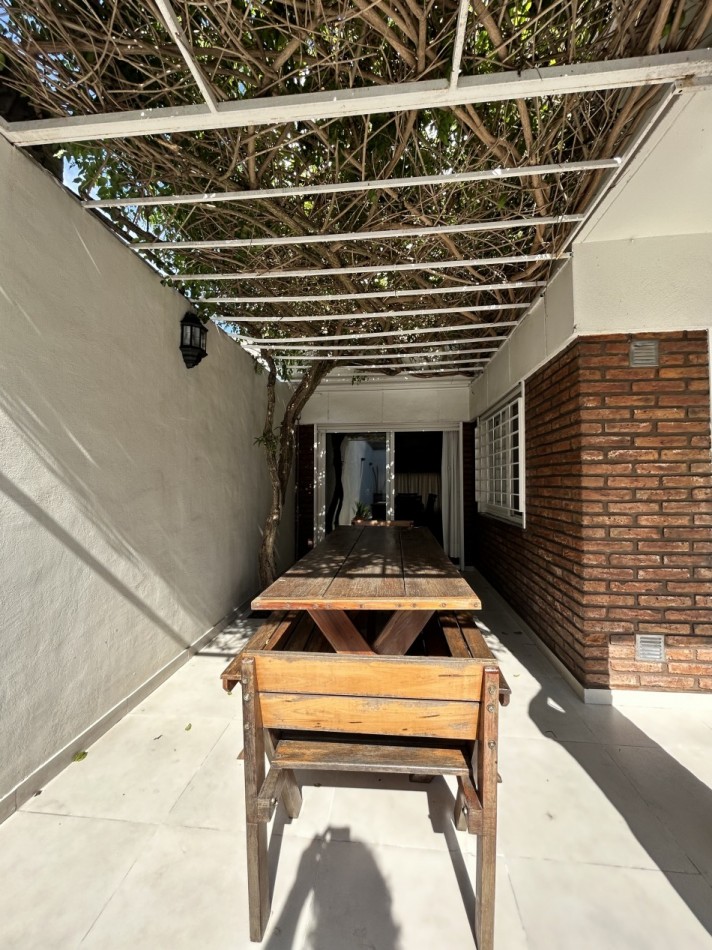 CASA AL FRENTE DESARROLLADA EN 2 PLANTAS 4/5 DORMITORIOS CON PISCINA PARRILLERO COCHERA PARA 2 VEHICULOS 