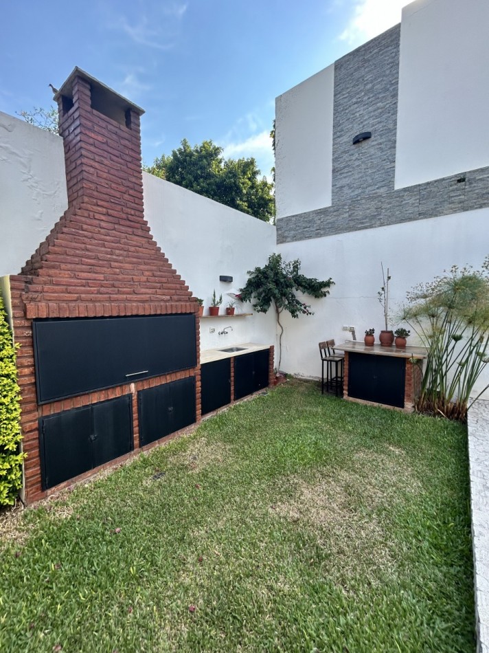 CASA AL FRENTE DESARROLLADA EN 2 PLANTAS 4/5 DORMITORIOS CON PISCINA PARRILLERO COCHERA PARA 2 VEHICULOS 