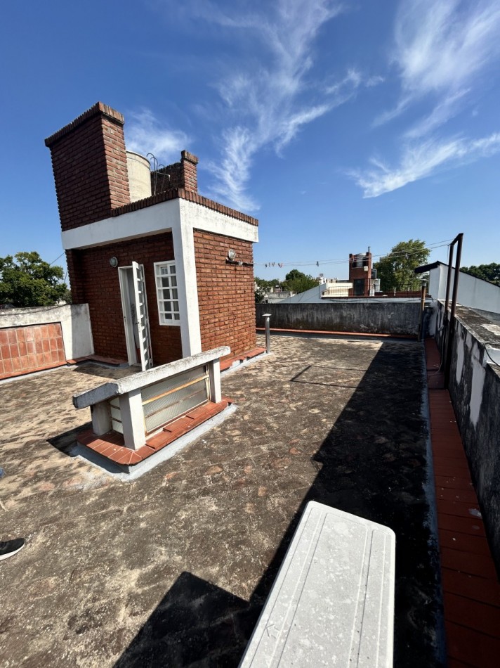CASA AL FRENTE DESARROLLADA EN 2 PLANTAS 4/5 DORMITORIOS CON PISCINA PARRILLERO COCHERA PARA 2 VEHICULOS 