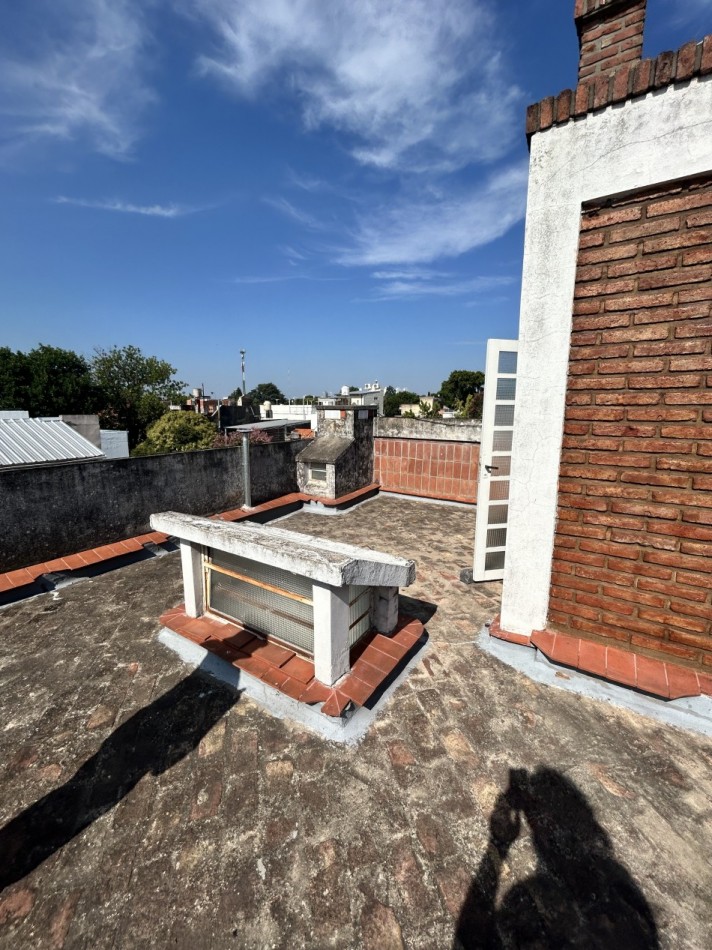 CASA AL FRENTE DESARROLLADA EN 2 PLANTAS 4/5 DORMITORIOS CON PISCINA PARRILLERO COCHERA PARA 2 VEHICULOS 