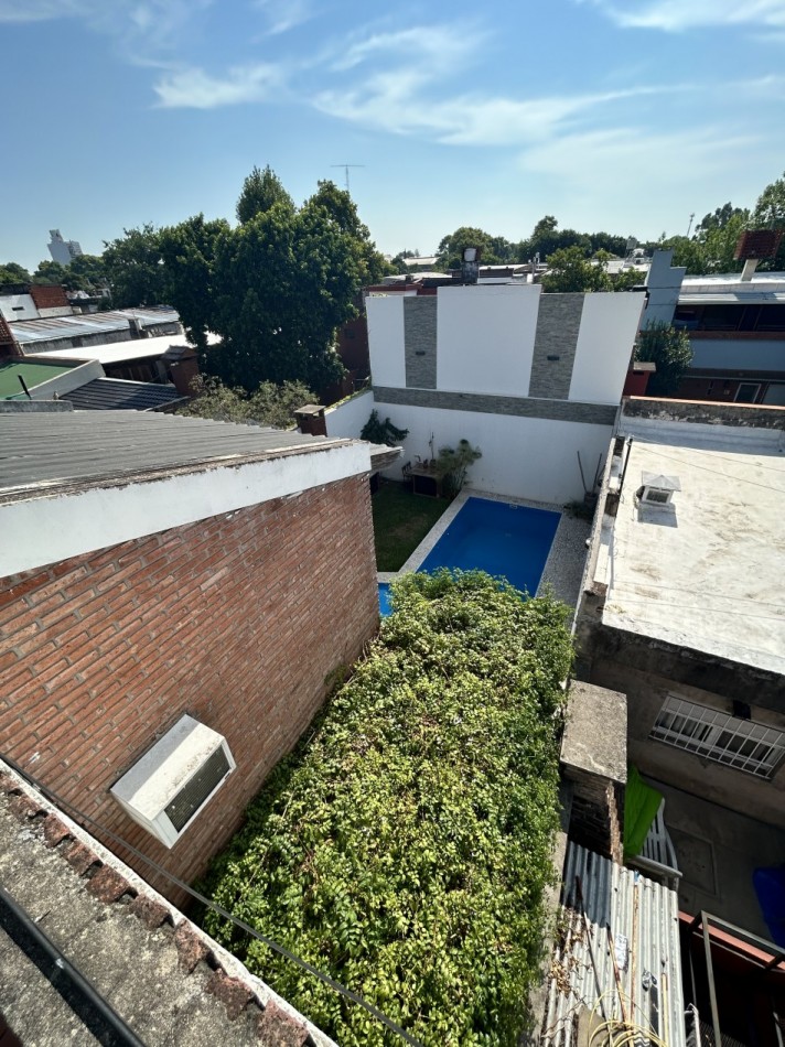 CASA AL FRENTE DESARROLLADA EN 2 PLANTAS 4/5 DORMITORIOS CON PISCINA PARRILLERO COCHERA PARA 2 VEHICULOS 