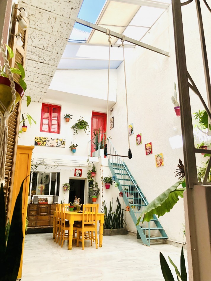Casa en planta alta reciclada a nuevo de estilo artistico /  ideal para familia / estudio / emprendimientos - 320,78 m² - Barrio Abasto