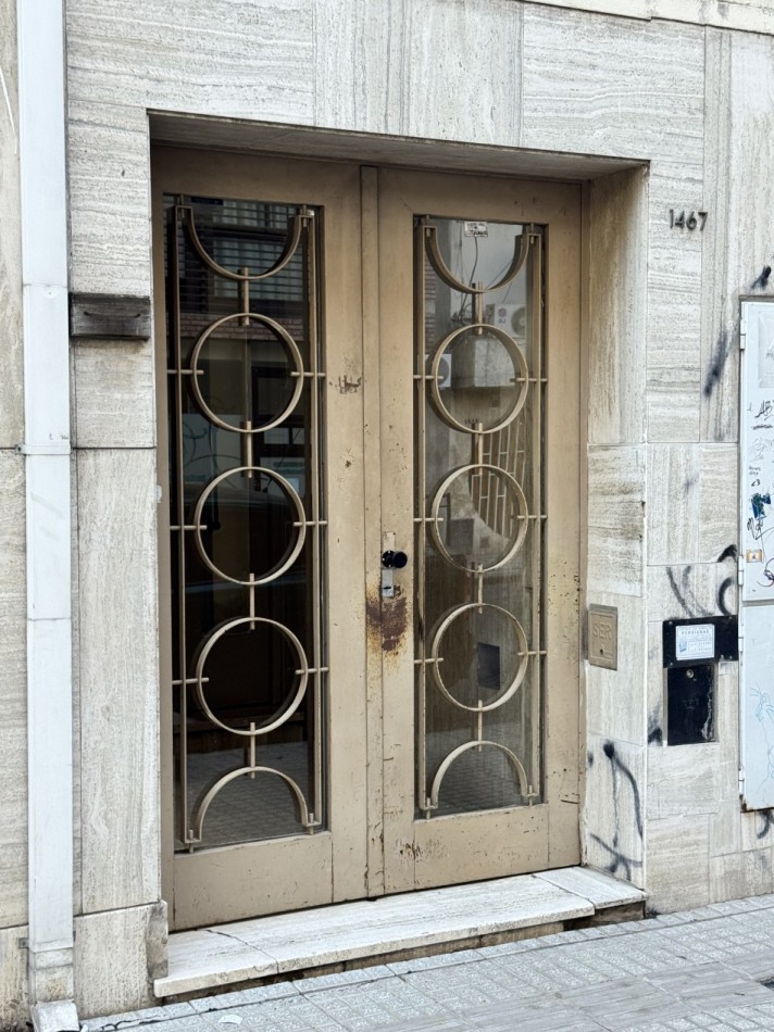 Departamento interno de pasillo 1° piso de escalera apto credito Bajas expensas - se escuchan ofertas 