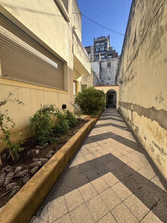 Departamento interno de pasillo 1° piso de escalera apto credito Bajas expensas - se escuchan ofertas 