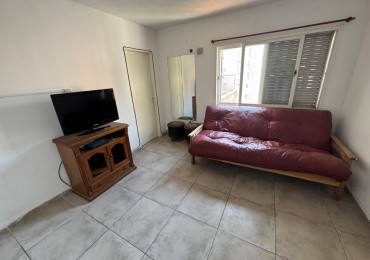 Departamento contrafrente lateral con balcon 1 dormitorios reciclado excelente ubicacion centrica  opcion amoblado bajas expensas